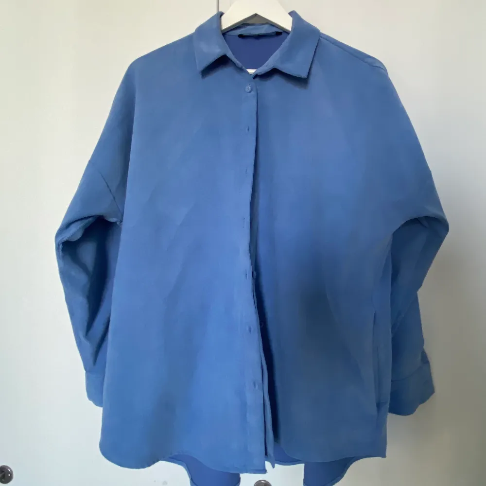 Blå skjorta i Manchester i storlek M, inköpt från Zara förra året, sparsamt använd.. Skjortor.