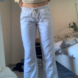 roxy linnebyxor - Roxy linnebyxor i strl M, jag brukar ha S och jag tycker att de passar bra på mig. Byxorna är helt nya med prislapp så det finns inga defekter eller liknande. Köp direkt för 550 + frakt. Vid snabb affär kan de fraktas idag