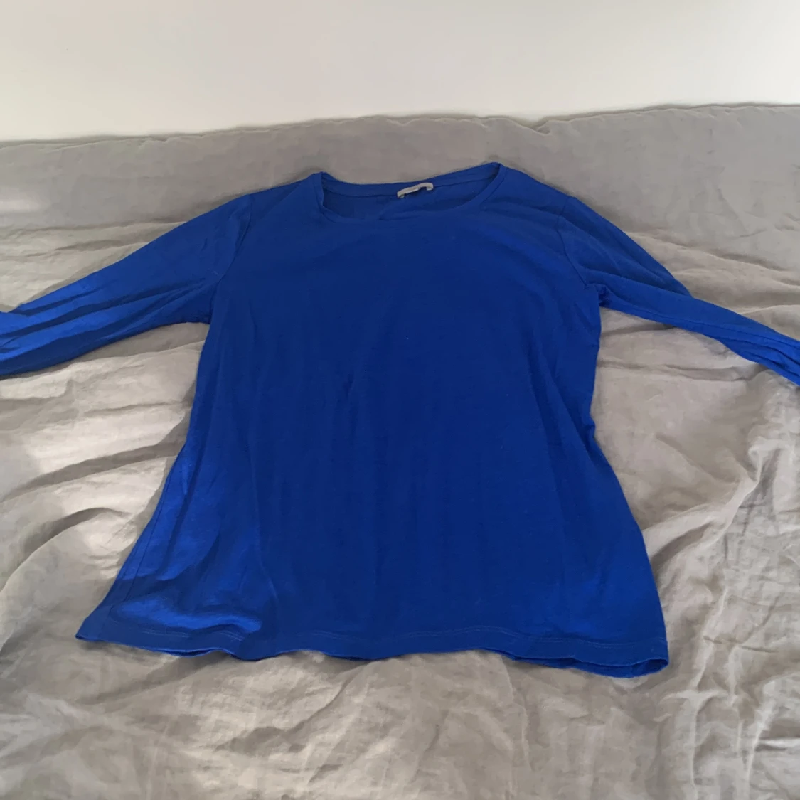 Mörk blå tröja från cos