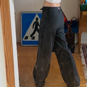 Kostymbyxor! - Coola kostymbyxor! Långa på mig som är 170, luftig tyg perfekta till sommaren🤩🤩😍