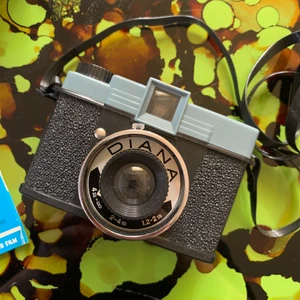 Retro Kamera Diana 60s Kult - Kult kamera! Ett måste för typ 10-15 år sedan. Fungerar fint, film är lättare att få tag på nu än då. Pris är inkl spårbar frakt.