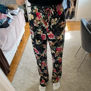 Zara Blommiga Byxor strl S - Långa byxor från Zara i väldigt skönt material i strl S, är 1.76 för referens