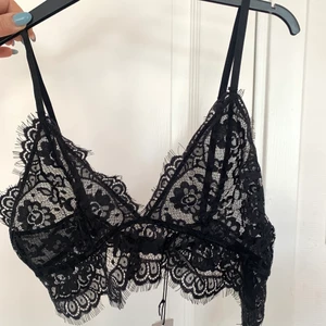 Nakd eyelash lace top - Säljer denna söta spetstopp från nakd i strl L. Aldrig använd.