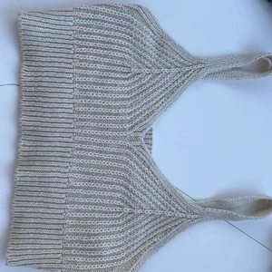 Stickat linne  - Fint stickat linne med urringning från zara barn avdelning. I färgen beige och utan några öglor eller andra skador på plagget. 