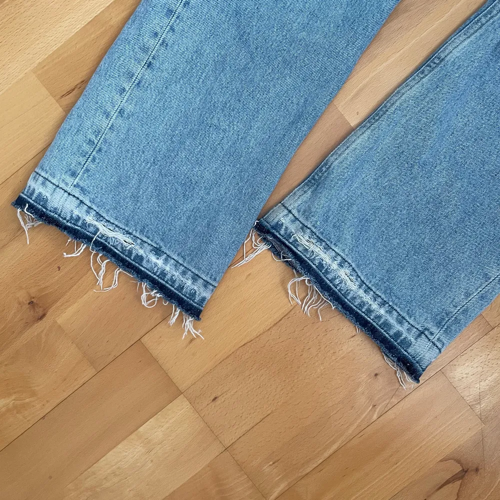 Jeans köpta på h&m men som blivit för små. Bra skick, knappt använda. Med slitningar längst ned för att få dem lite längre. Pris kan diskuteras + frakt tillkommer 🌸. Jeans & Byxor.