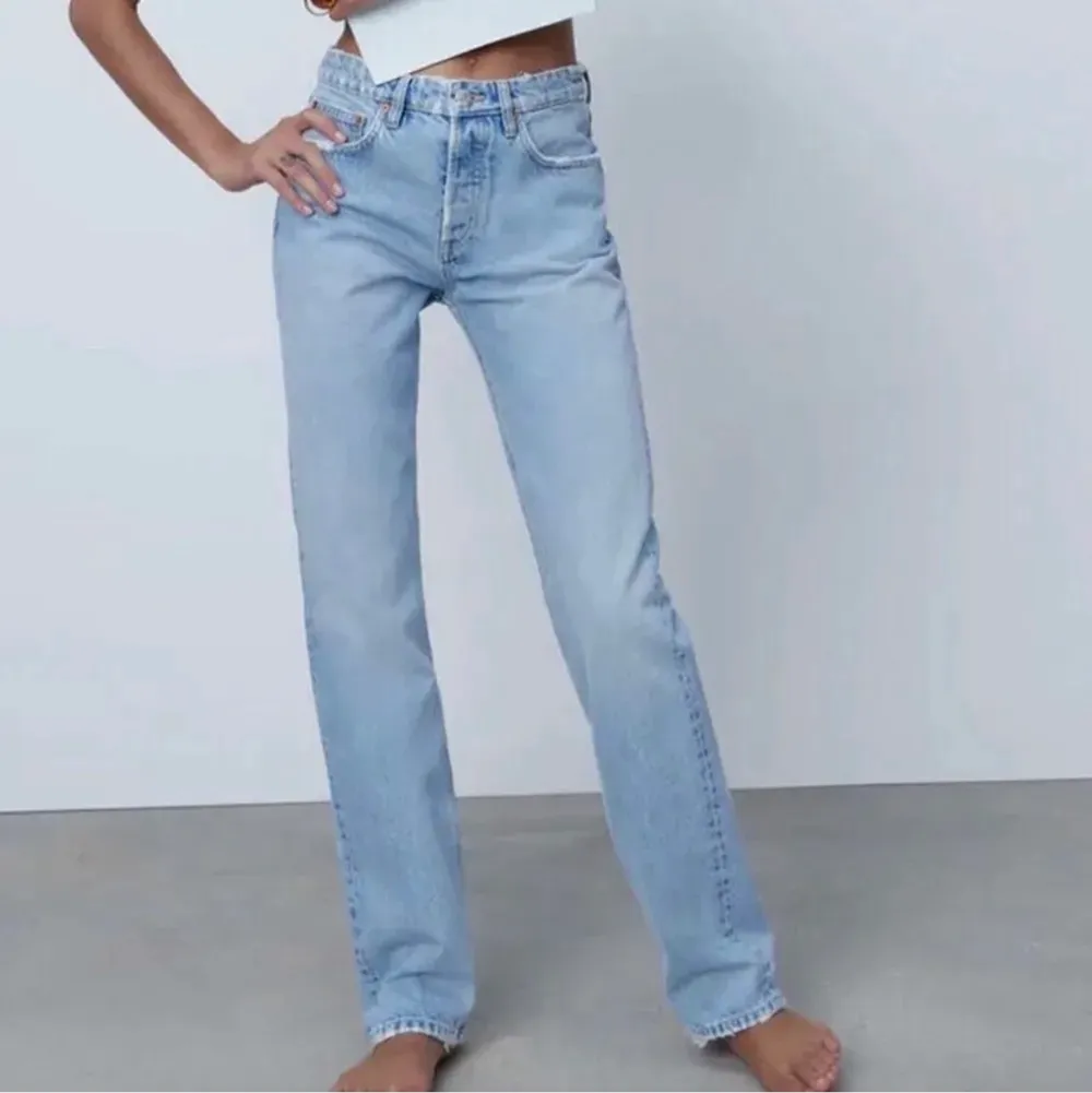Jättesnygga mid Rise jeans från zara sparsamt använda. Lånad bild. Skriv för fler bilder eller frågor . Jeans & Byxor.