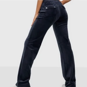 Juicy Byxor  - Säljer mina Juicy Couture byxor, mörkblå och storlek xs. Köpta i januari för nypris men inte använda på ett tag💞💞 Skriv privat för fler bilder och prisförslag!!