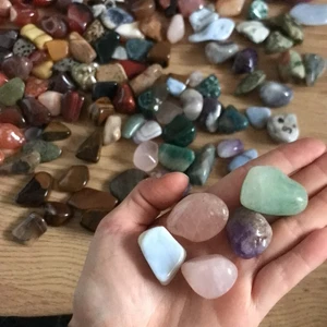 Kristaller och ädelstenar - Hej!!!🥰❤️❤️ säljer nu dessa kristallerna och ädelstenarna som jag samlat på mig under åren(då jag har för mycket nu😅😅) säljs till bra pris ca 5-20kr/st!! Paket pris om man köper flera💗🌸 finns massa olika sorter så det är bara att höra av er vid frågor/önskemål!❤️  finns ametist, rosenkvarts, agater, red jasper, carnelian, aventurin, kalcedon och mycket mer!!😆 frakt för ca 3 eller mindre stenar = 13. Ca 7 stenar = 24. 8+ = 48🥰