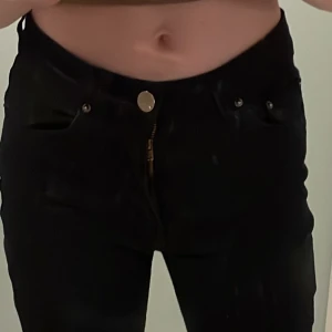 Svarta jeans  - Ett par jeans som är min mammas så de är väldigt stora på mig🥰 nypris 500kr säljer för 120kr + frakt 66kr spårbart 🥰passar långa 