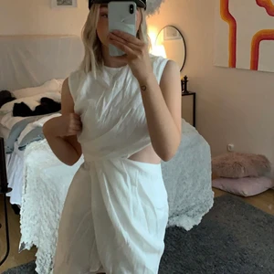 Studentklänning  - Jättefin studentklänning helt oanvänd, säljer då jag hittat en annan😇