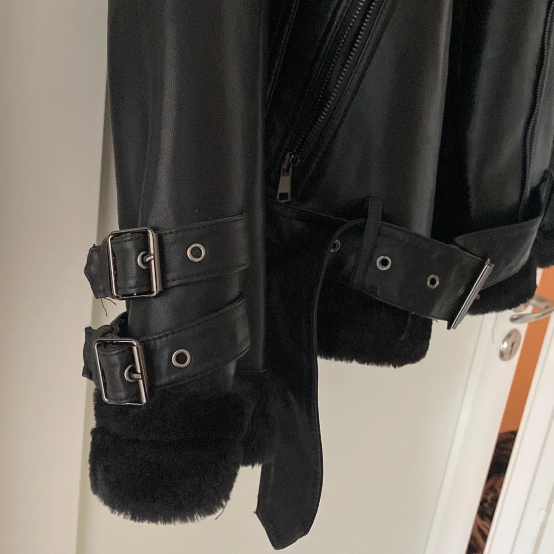 Bikerjacka med pälsdetaljer - 91