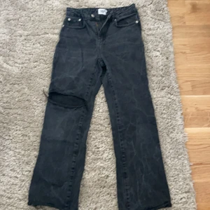 Jeans - Lager 157 jeans storlek xxs det är en snygg detalj på knät. Kostar 50 kr frakt kan diskuteras ❤️