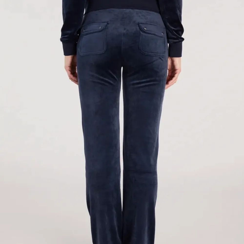 Hej jag söker dessa juicy byxor i storlek XS-S ger Max 500kr . Jeans & Byxor.