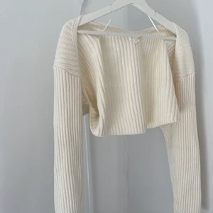 Stickad kofta - Slutsåld vit stickad kofta från H&M, passar till allt🤩