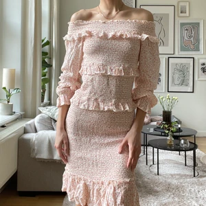 Sommarklänning  - Säljer denna sjuukt fina klänning från Bik Bok. Väldigt fint skick, använd ca 3 gånger. Som man kan se på bilderna är den lite för stor för mig, vilket är varför jag säljer den 💕 skönt material, storlek xs, men skulle säga att den är mer en s eller m💓 jag är en xxs-xs och 173 cm för referens 💓 inte strykt på bilden heller! Skriv om du är intresserad, jag svarar snabbt! 