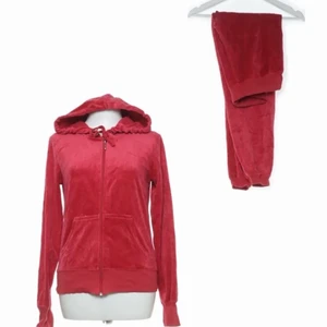 Cubus mjukisset storlek L och Xs - Jätte mysigt material och super fint dock lite stort för mig därav säljer jag det. Finns katt i hemmet, kan mötas upp i Karlstad. Använt fåtal gånger. kan säljas var för sig om så är för 150kr styck, tröjan är i L och byxorna i XS