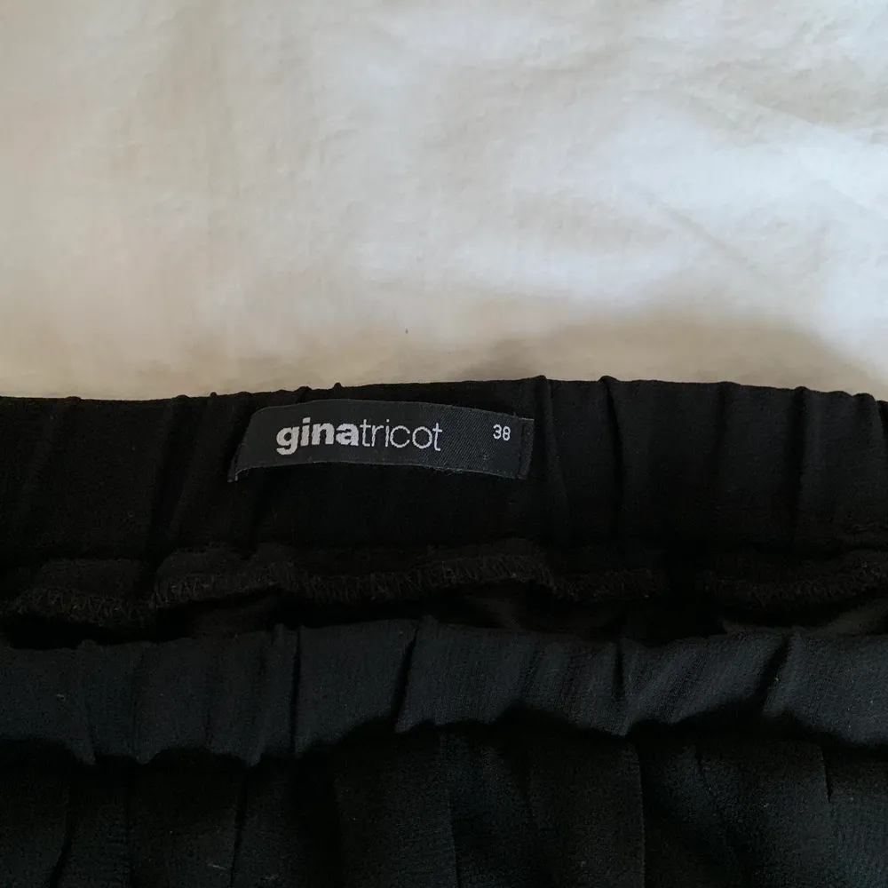Jättesöt Volang kjol från Gina Tricot i storlek 38 💕. Kjolar.