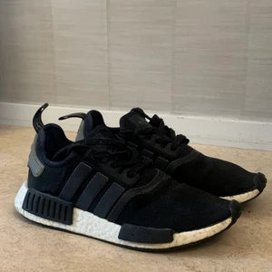 Adidas NMD svart - I princip oanvänd adidas nmd i svart, i perfekt skick!! Storlek: 43-44