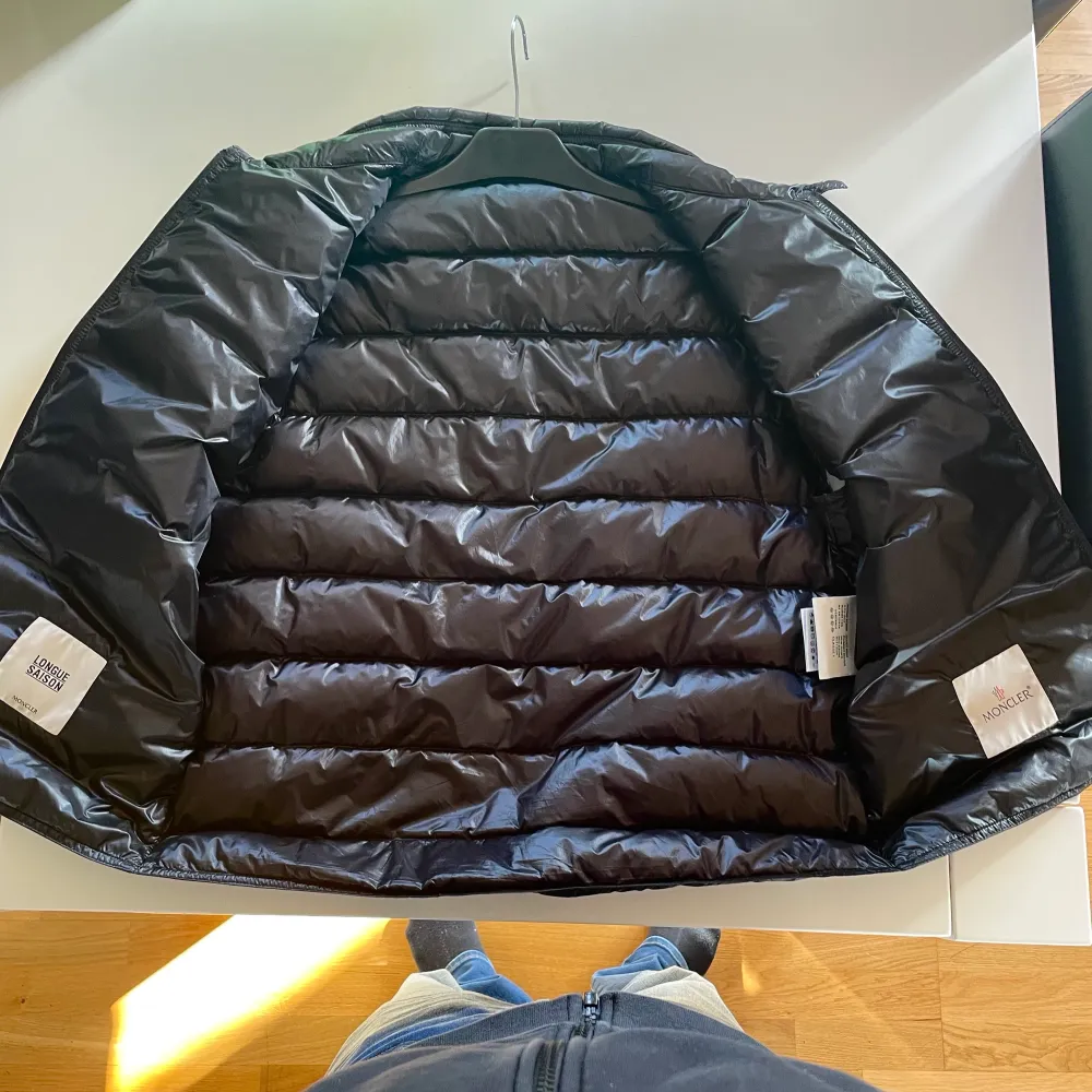 Hej! säljer min moncler väst i mycket bra skick, plagget har inga hål eller andra skado, kvitto och en påse som västen låg i medföljer priset kan gå ner vid snabb affär. Hör av er för mer frågor/ Lucas . Övrigt.