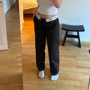 Bruna Dickies 874  - Säljer mina Dickies 874 Work Pant i färgen brun för 420kr, de är i mycket fint skick.🤎 De är i storlek W30/L32 och köpta från Carlings. Köparen står för frakten📦 Skriv om du har några frågor🤍