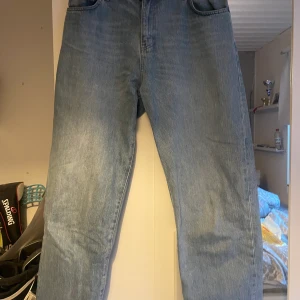 Woodbird jeans strlk 31/32 - Blåa woodbird jeans. Inte använt så mycke pga för korta. De är straight och lite vida. 
