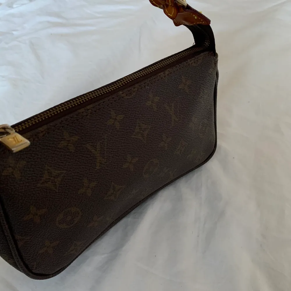 Jättefin fake Louis Vuitton väska, köpt här på plick⭐️. Väskor.