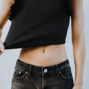 Zara toppar - Säljer denna topp i svart o vit då den inte passar på mig . Aldrig använd 