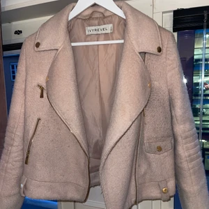 Jacka - Jacka från Ivy Revel i storlek M. Ljusrosa jacka som är lite smutsig på sidan, går troligtvis bort i tvätt
