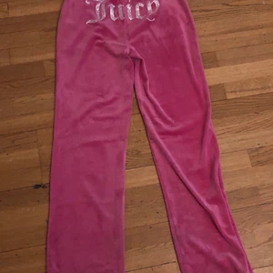 Juicy couture  - Säljer dessa juicy byxor som är helt oanvända. Bara testade. Säljer eftersom jag inte använder de. Köpta för 1000 men säljer för 800 om inte mindre för priset går att diskutera ❤️