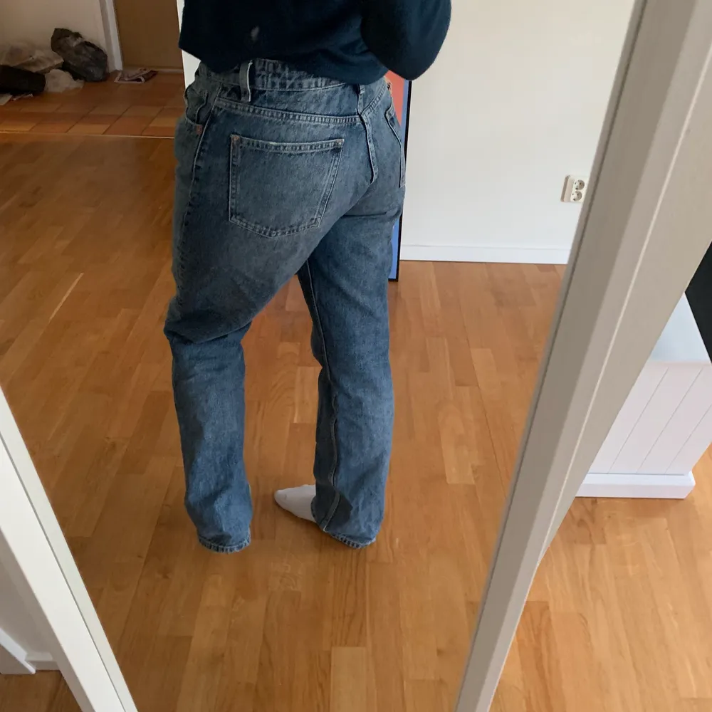 Mid Rise zara jeans! Väldigt bra skick! Säljs i storlek 42 och 36🤍🤍. Jeans & Byxor.
