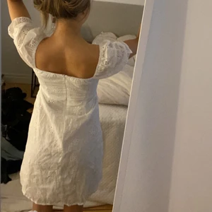 Vit klänning ny - Säljer denna fina klänning som är helt ny. Hittade en annan studentklänning istället. Sitter jätte bra och är i ett bra tjockt material. Skriv för mer bilder ❤️! Jag är ca 163 och skulle säga att den passar 160-170. 