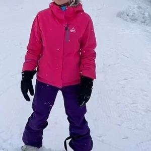 Skidkläder/snowboardkläder - Väldigt fint och glada färger, säljs på grund av brist på användning! byxorna är i topp skick!! Har kardborreband i midjan då du kan definiera din midja och göra så att det inte kommer snö !jackan har lite defekter på handleden då karborren låstnat och blixtlåset på en av fickorna har gått isönder lite! annars är den som ny håller värmen och fungerar som den ska !!!! Skidglasögonen säljs även!! 600kr för byxor och glasögonen och man får jackan gratis annars kastas den😚💕frakten kollas upp vid köp