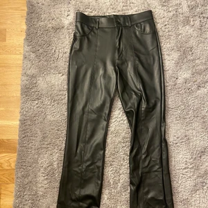 Skinnbyxor från Zara - Säljer mina jättefina skinnbyxor från Zara som tyvärr är för långa för mig! (Jag är 160). Har endanst använd dem 1 gång. Nypris 400kr. Kan mötas upp i Stockholm! 😊