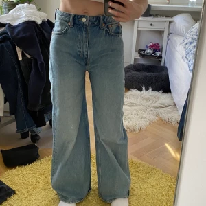 weekday jeans - säljer mina sparsamt använda ace jeans från weekday!! de kommer tyvärr inte till användning o har legat i min garderob o bara tagit plats vilket är anledningen till att jag säljer dem nu :) inga tecken på användning.💓