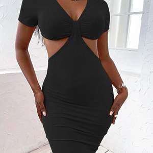 En svart klänning från SHEIN! (Bilden är tagen från deras hemsida). Säljer den pga den är för liten för mig.  Har använd denna bara en gång. Storlek S, 75kr + frakt ❤️