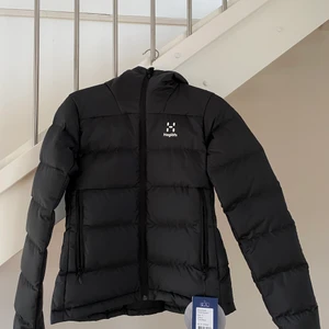 Ny Haglöfs dunjacka  - Säljer min nya Haglöfs dunjacka modell Bield Down Hood Women. Kostade otroligt dyrt och jag behöver de pengarna. På hemsidan kostar den 2300 kr, jag säljer som ett fynd 🙏🏼