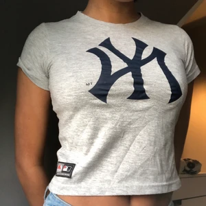 New york Yankees baby-tee - Riktigt cool New York Yankees baby-tee i väldigt bra skick, väldigt snygg men den kommer inte till tillräckligt med användning:( Startar en budgivning då det fanns flera intresserade! Köpare står för frakten🤍 ❗️Budgivningen avslutades på 210kr❗️