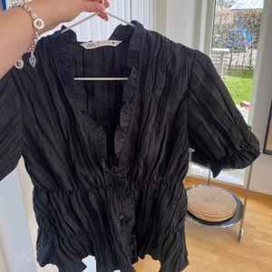Volang topp - Snygg volang topp från Zara!🖤🖤