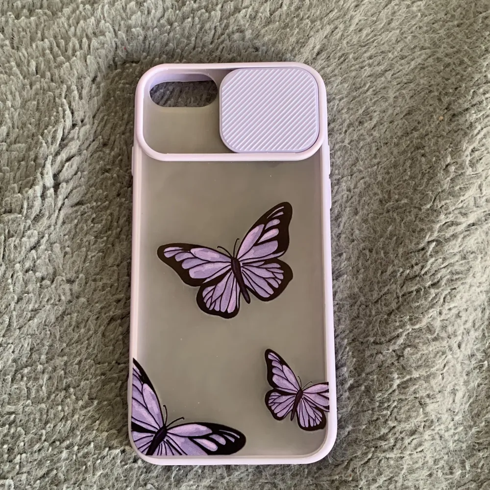 Ett jättefint lila skal med fjärilar på som passar IPhone 8 och Iphone 7 tror jag, skalet har inte används . Accessoarer.
