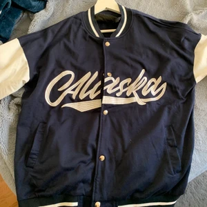 Jacka - En Shein Jacka som är perfekt nu till det här vädret, jackan har bara varit använd 1-2 gånger och den är ganska ny:)