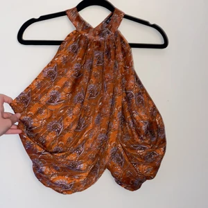 TOPP - Jättesöt topp men öppen rygg, storlek S. 40kr + frakt