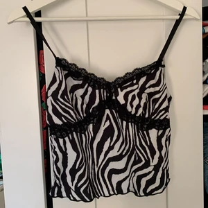 Topp - En jättefin zebra topp, perfekt nu till sommaren passar till nästan allt, toppen är oanvänd 