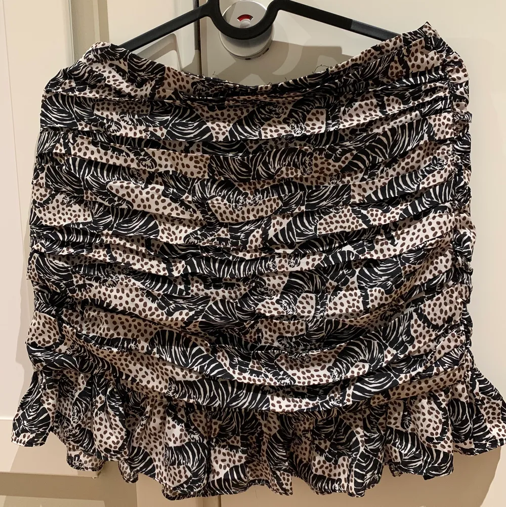 Fin kjol med zebra mönster från zara i storlek S. Kjolen har ”scrunch” på fram och baksida samt en liten volang nertill. Superfint skick!🌟. Kjolar.
