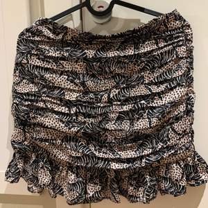 Fin kjol med zebra mönster från zara i storlek S. Kjolen har ”scrunch” på fram och baksida samt en liten volang nertill. Superfint skick!🌟