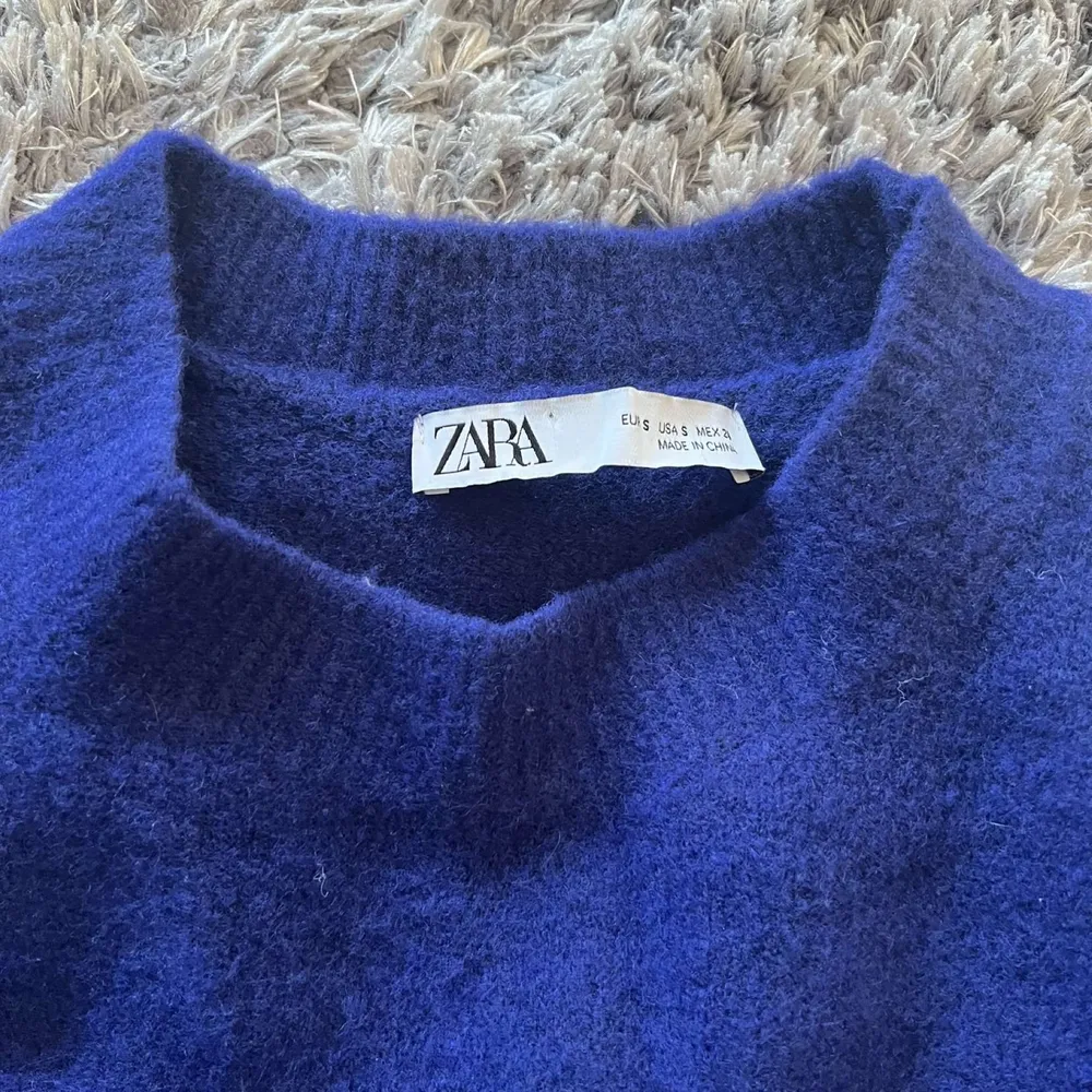 Jag säljer nu min jättefina mörkblå tröja från Zara, perfekt för sena sommarkvällar. Tröjan är i storlek S och säljs pågrund av att jag rensat min garderob. Tröjan är i super gott skick! Hör av er vid frågor☺️☺️☺️💕. Tröjor & Koftor.