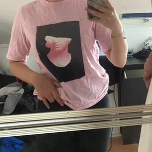 Rosa t-shirt med lite längre armar och ett tryck på framsidan