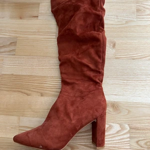 Under-knee boots - Utmärkt skick, använda en gång. Säljes p.g.a. användes ej. Köparen står för frakt.