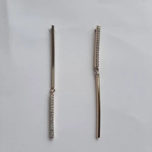 Guldiga örhängen - Säljer dessa örhängen då de knappt har blivit använda. Jag rengör och spritar alla smycken innan de paketeras, de pakas även med bubbelplast. Det är pris + frakt.