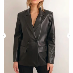 Skinnblazer - Superfin Skinnblazer från Chiquelle, passar helt perfekt nu till våren😍 använd ett fåtal gånger så i väldigt bra skick💕