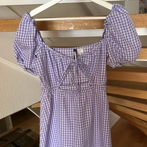 Klänning  - Säljer denna fina klänningen som är perfekt till sommaren! 